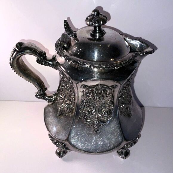 Absolutely stunning vintage small ornate silverplated tea pot; Meriden Silver Co - Picture 5 of 7